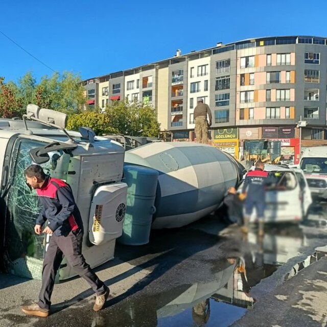 Beton mikseri aracın üzerine devrildi: 3 yaralı