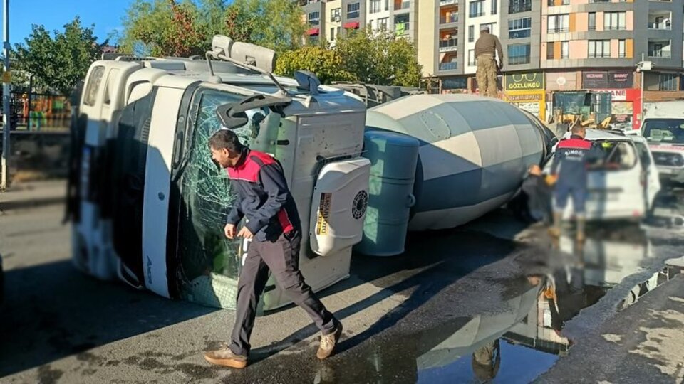 Beton mikseri aracın üzerine devrildi: 3 yaralı