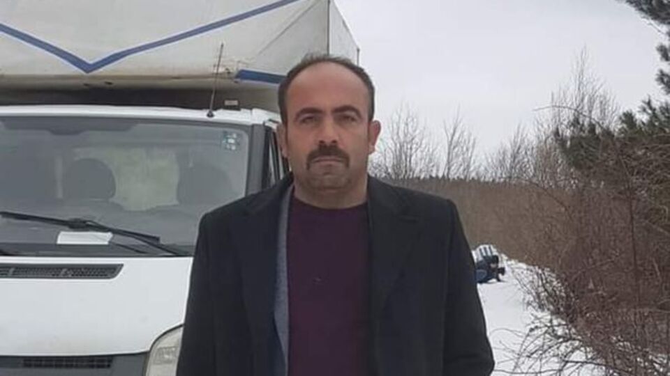 Silahı gösterirken başından vurdu