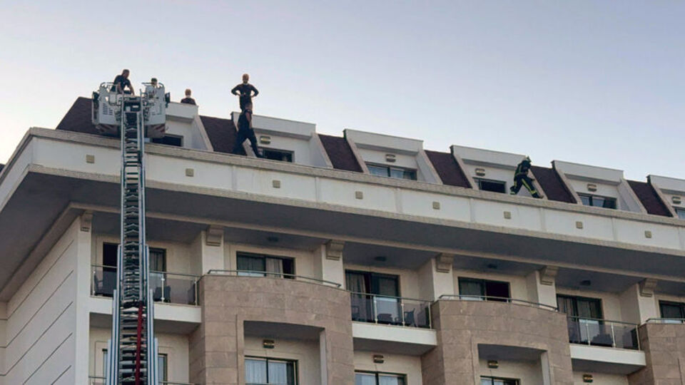 Antalya'da otelde yangın paniği: Turistler balkonda yardım bekledi