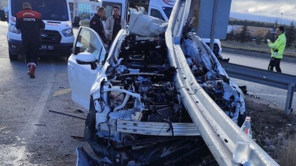 Otomobil bariyerlere çarptı: 1 ölü, 4 yaralı