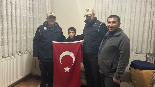 Yıpranan Türk bayrağını öpüp alnına koyan çocuğa bayrak hediyesi