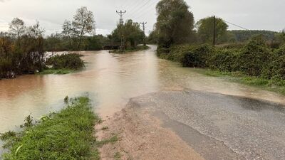 Bartın Irmağı 2 metre yükseldi, köy yolları kapandı