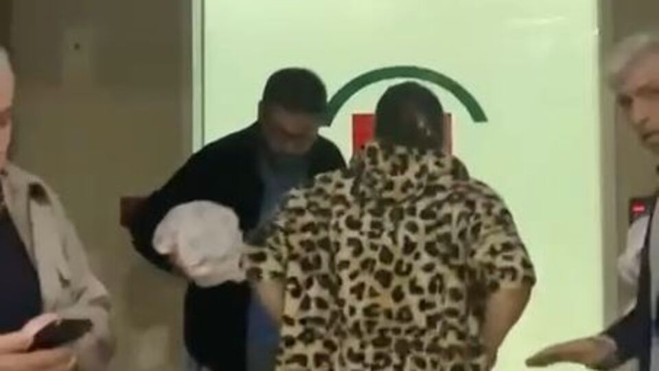 Hastane önünde gergin bekleyiş