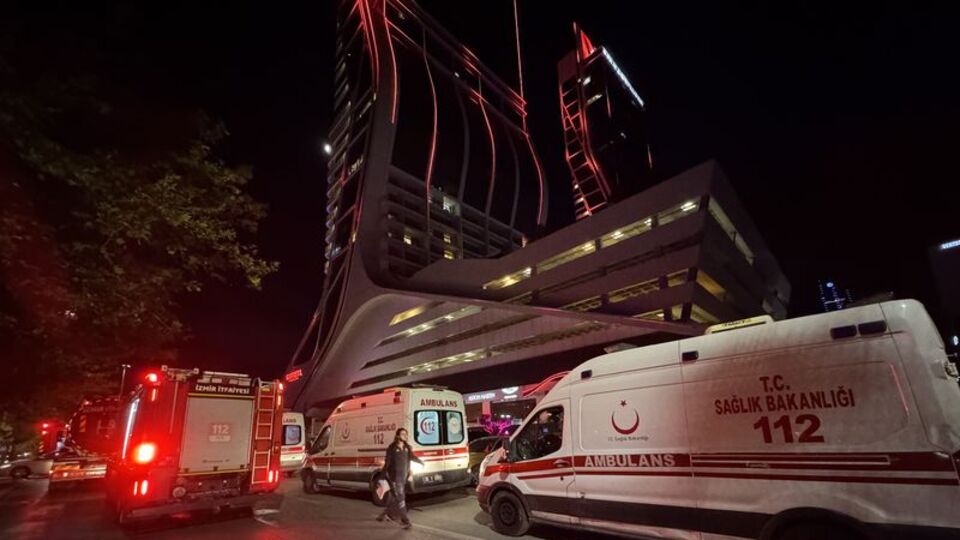 İzmir'de çok katlı binada yangın