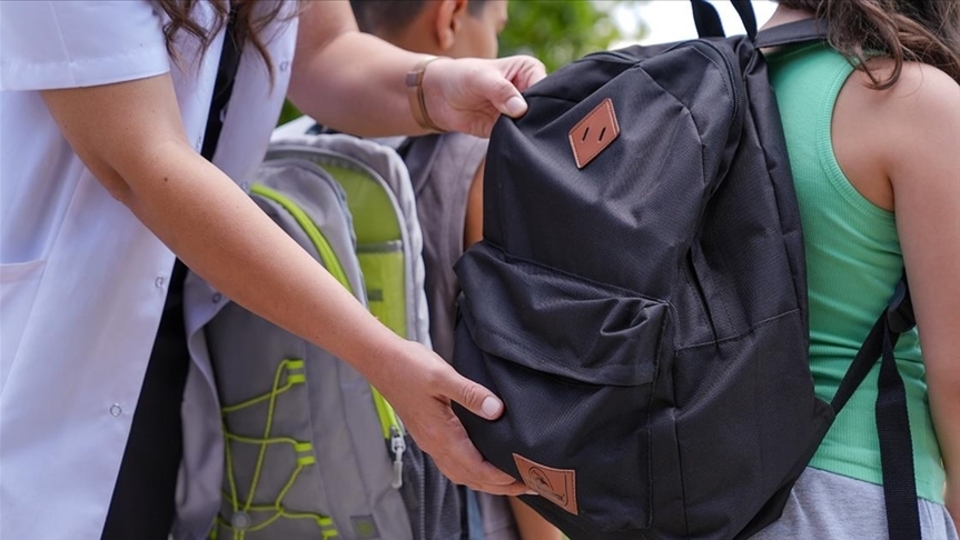 Ağır çanta taşıyan öğrencilerde sırt ve bel ağrısı riski!