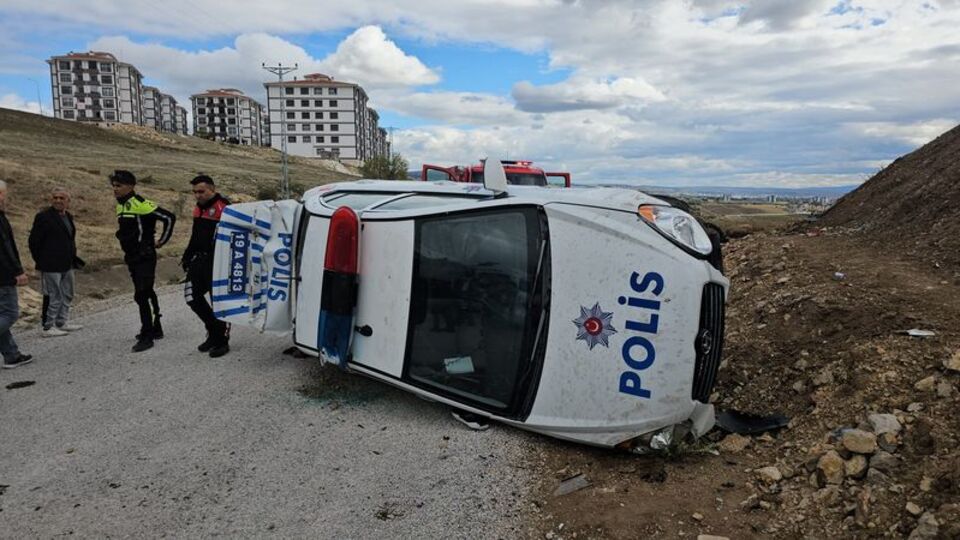 Kovalamaca sırasında polis aracı devrildi