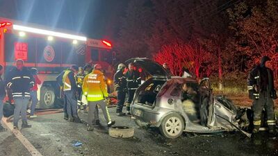 İş makinesine çarpan otomobilde yangın faciası: 5 ölü