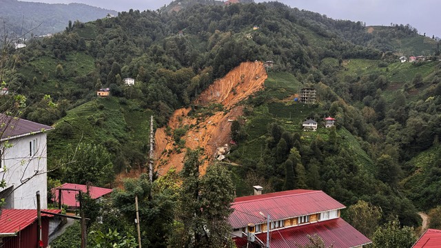 Rize'de heyelan: 2 ev toprak altında kaldı