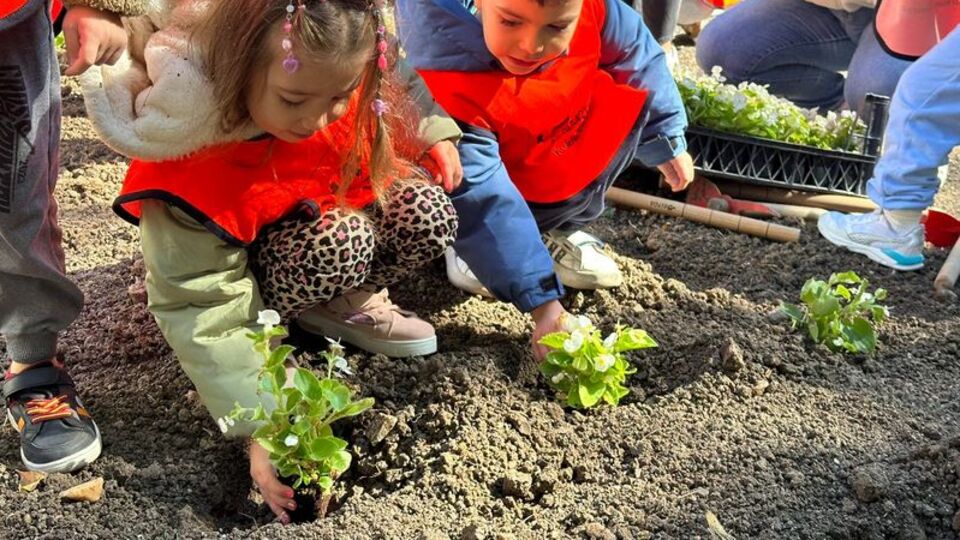 Lüleburgaz'da öğrenciler çiçek dikti