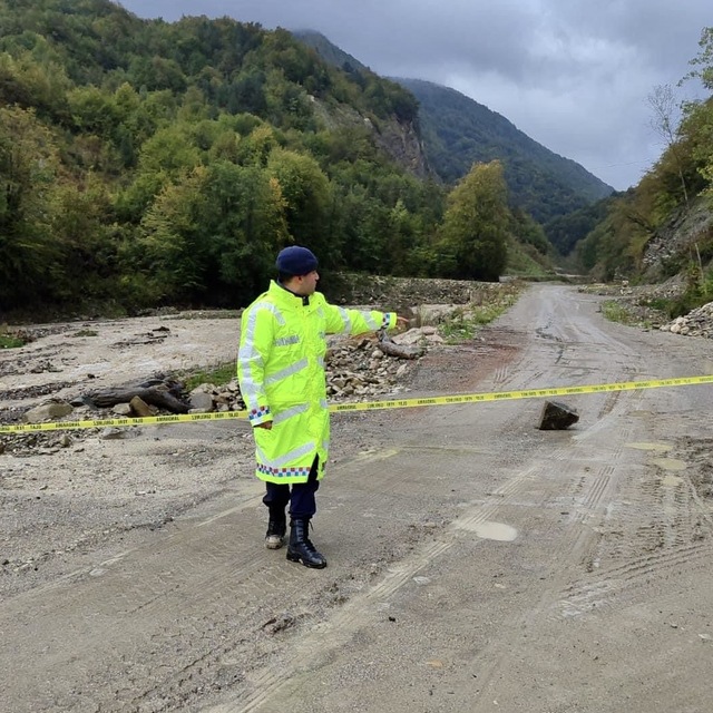 Sinop'ta su taşkını alarmı: Bazı yollar trafiğe kapatıldı