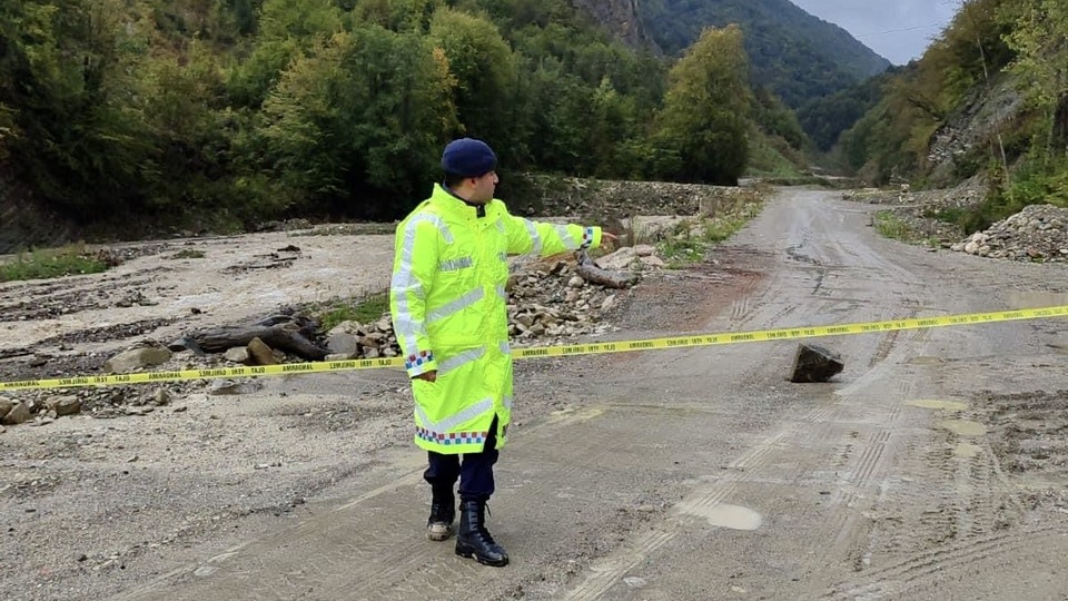 Sinop'ta su taşkını alarmı: Bazı yollar trafiğe kapatıldı