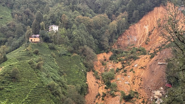 Rize'de heyelan riski: 13 ev tahliye edildi