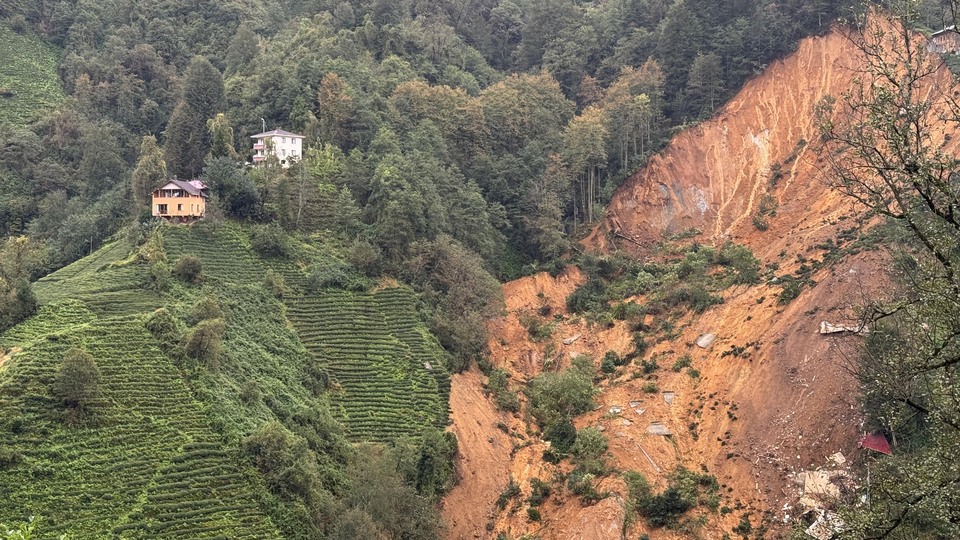 Rize'de heyelan riski: 13 ev tahliye edildi