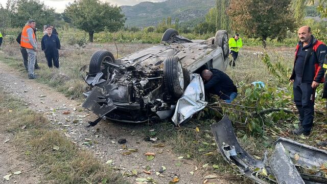 Amasya'da otomobil devrildi: 1 ölü, 2 yaralı