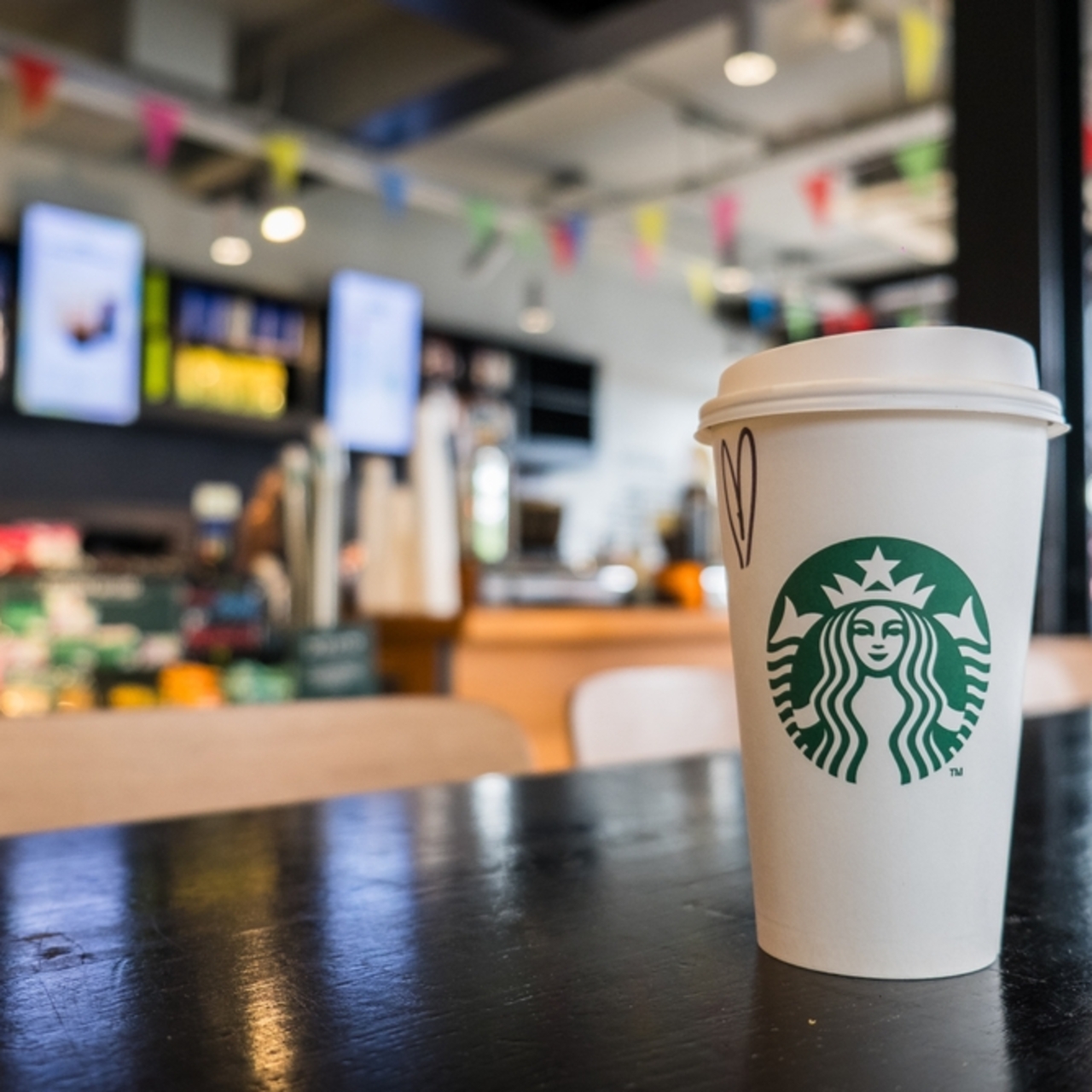 Starbucks'ın küresel satışlarında düşüş sürüyor