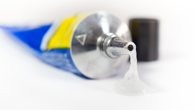 Gözüne Japon yapıştırıcısı kaçtı: Gözüme perde indi