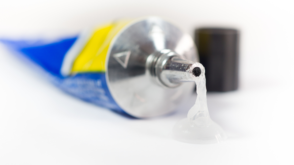 Gözüne Japon yapıştırıcısı kaçtı: Gözüme perde indi