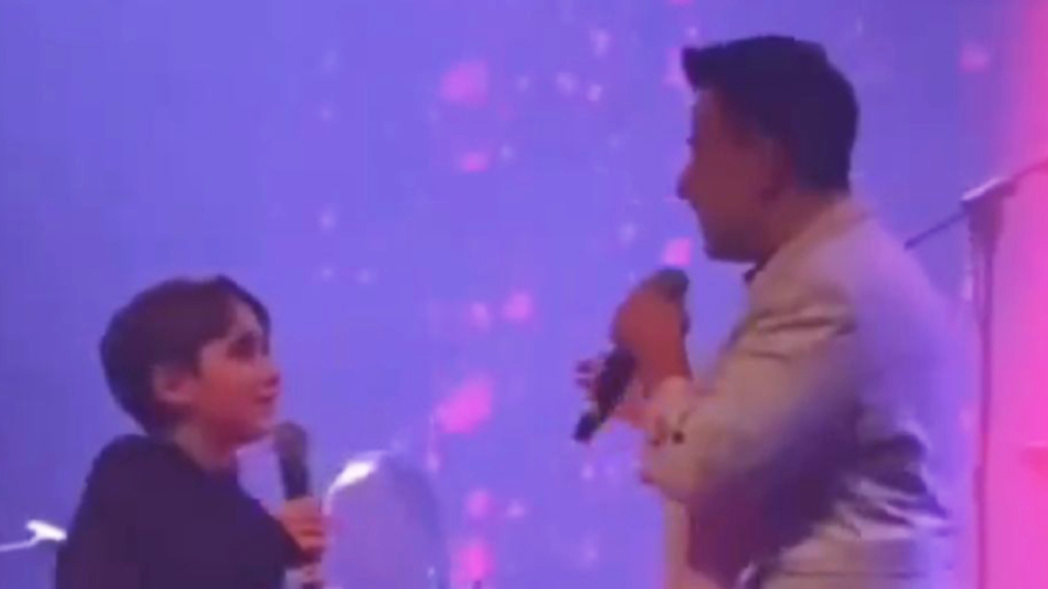 Oğluyla birlikte sahnede düet yaptı