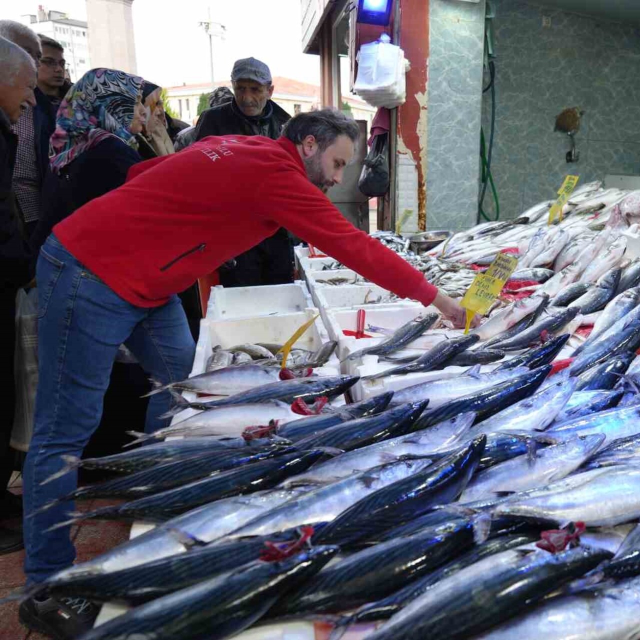 Fırtına sonrası balık fiyatları düştü