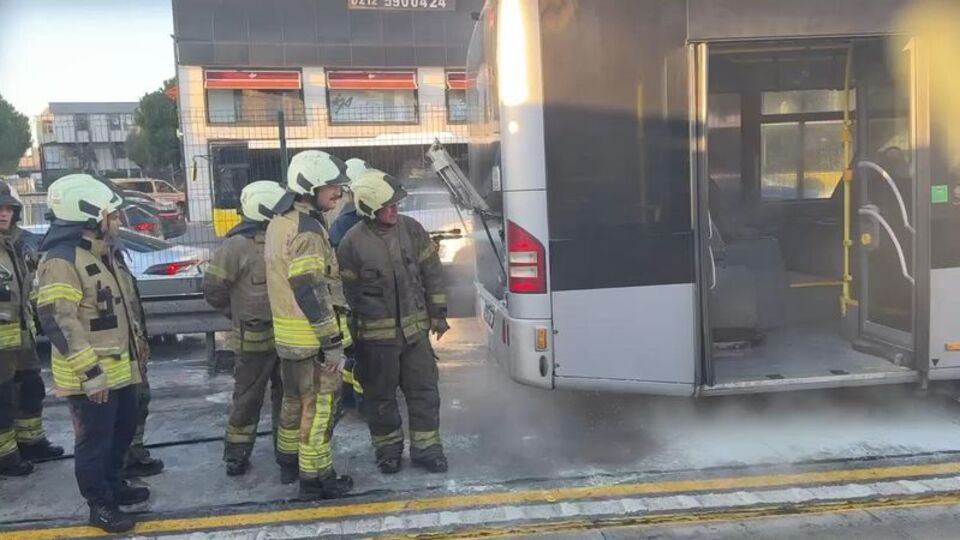 Metrobüste yangın paniği!