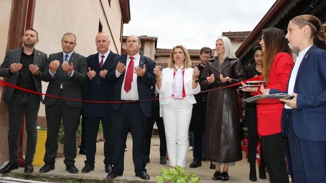 "Mutlu Kadınlar Kulübü" ve "Kitap Kafe"