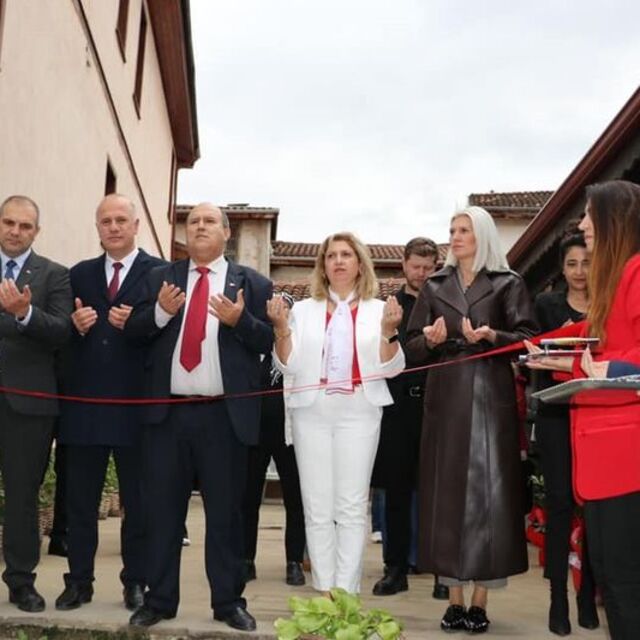 "Mutlu Kadınlar Kulübü" ve "Kitap Kafe"