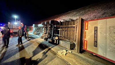 Tunceli'de TIR devrildi: 50 küçükbaş öldü