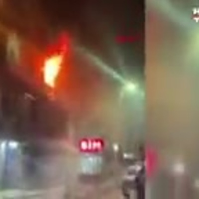 Sultangazi'de yangında mahsur kalanlar itfaiye ekipleri tarafından kurtarıldı
