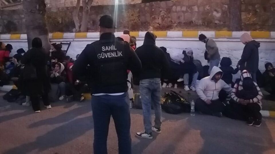 İzmir'de 55 düzensiz göçmen yakalandı