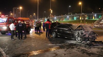 Otomobil 3 araca çarparak alev aldı: 4 yaralı