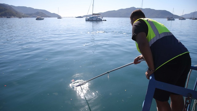 Marmaris Körfezi'nde atık temizliği