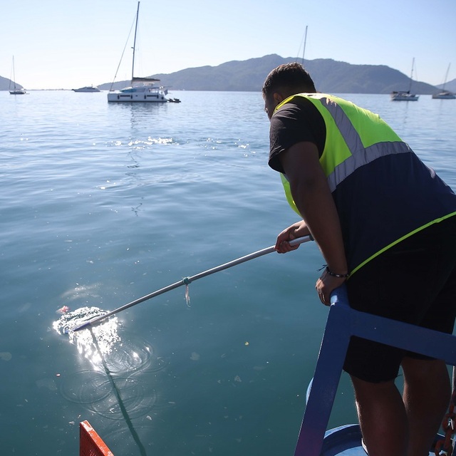 Marmaris Körfezi'nde atık temizliği