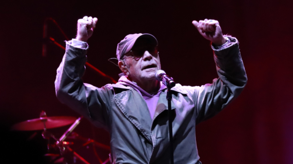 Yarasını sahnede sardı