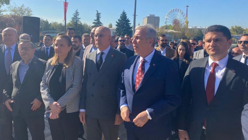 "Söyleyemeyenlere inat, Ne mutlu Türküm diyene"