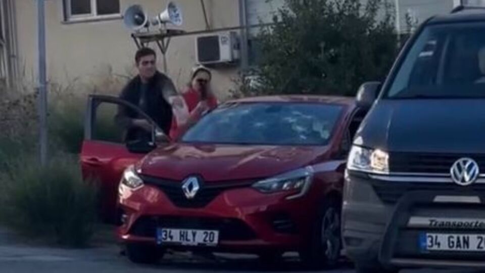 Satırla defalarca otomobile vurdu