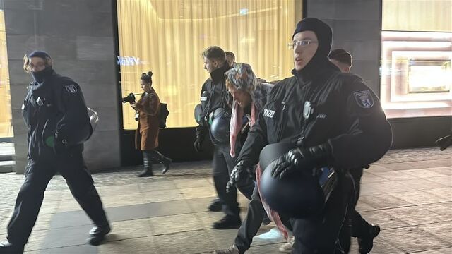 Çok sayıda protestocu gözaltında