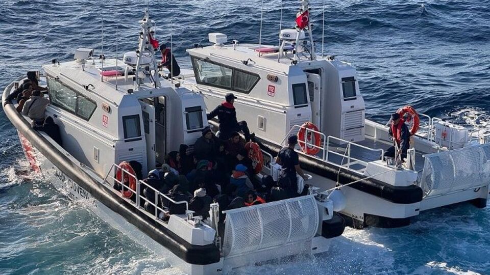 İzmir açıklarında 43 düzensiz göçmen kurtarıldı