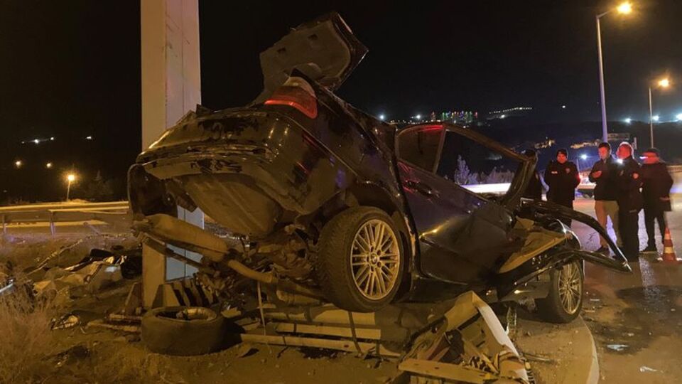 Yön tabelası direğine çarptı: 4 ölü, 1 yaralı