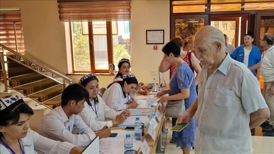 Özbekistan halkı genel seçim için sandık başında