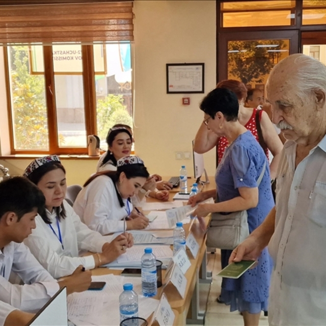 Özbekistan halkı genel seçim için sandık başında