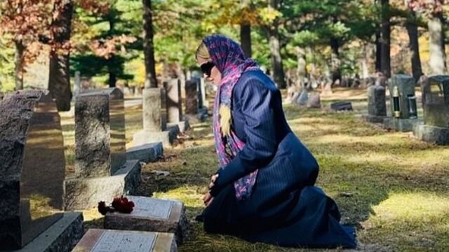 Madonna kardeşinin mezarında