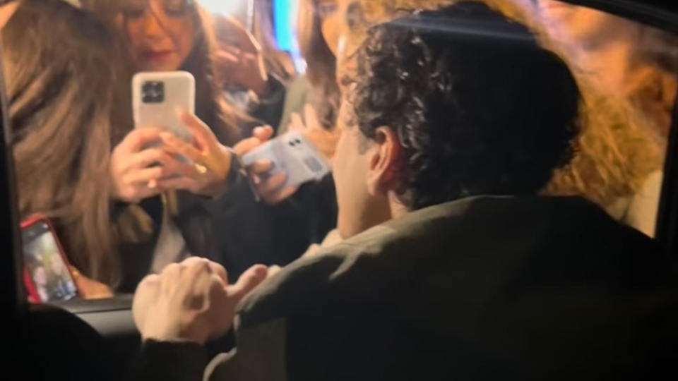 Sokaktaki hayranlara sürpriz