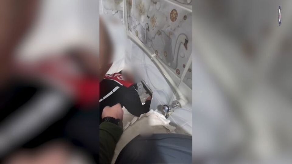 Gizlendiği yer şaşırttı! Banyodaki gizli bölmede yakalandı