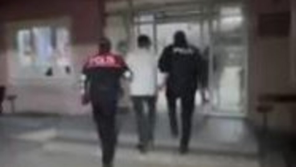 Yolda yürüyen kadınları rahatsız ediyordu, yakalandı