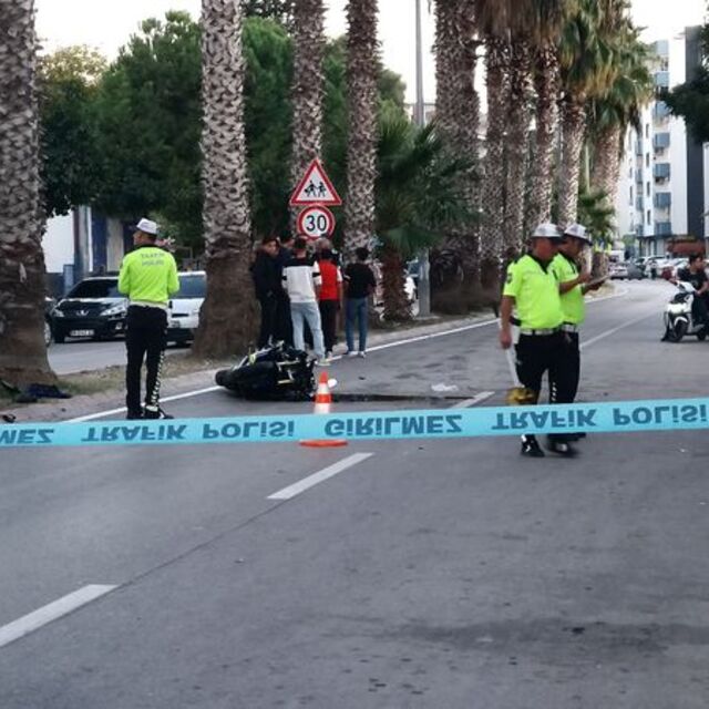 Ağaca çarpan motosiklet devrildi: 2 ölü