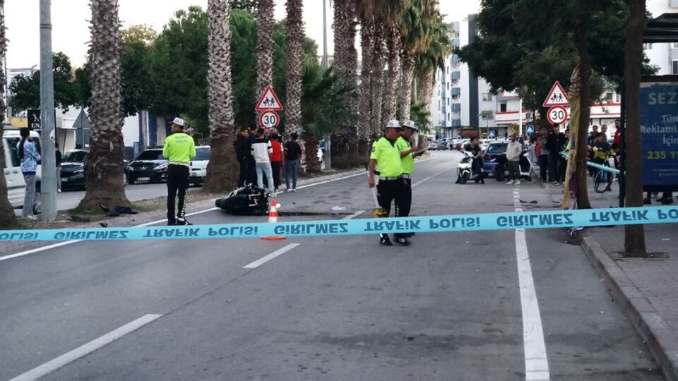 Ağaca çarpan motosiklet devrildi: 2 ölü