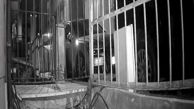 Kâbus karşı binada! Kapılarına dayandığı iki kız kardeşi taciz etti