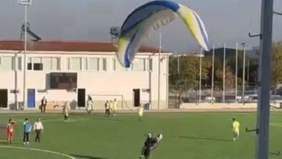 Herkes şoke oldu! Sahaya paraşütle indi!