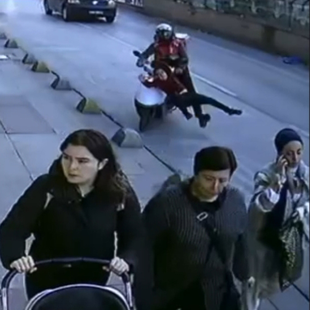 Aniden yola fırlayan çocuğa çarptı